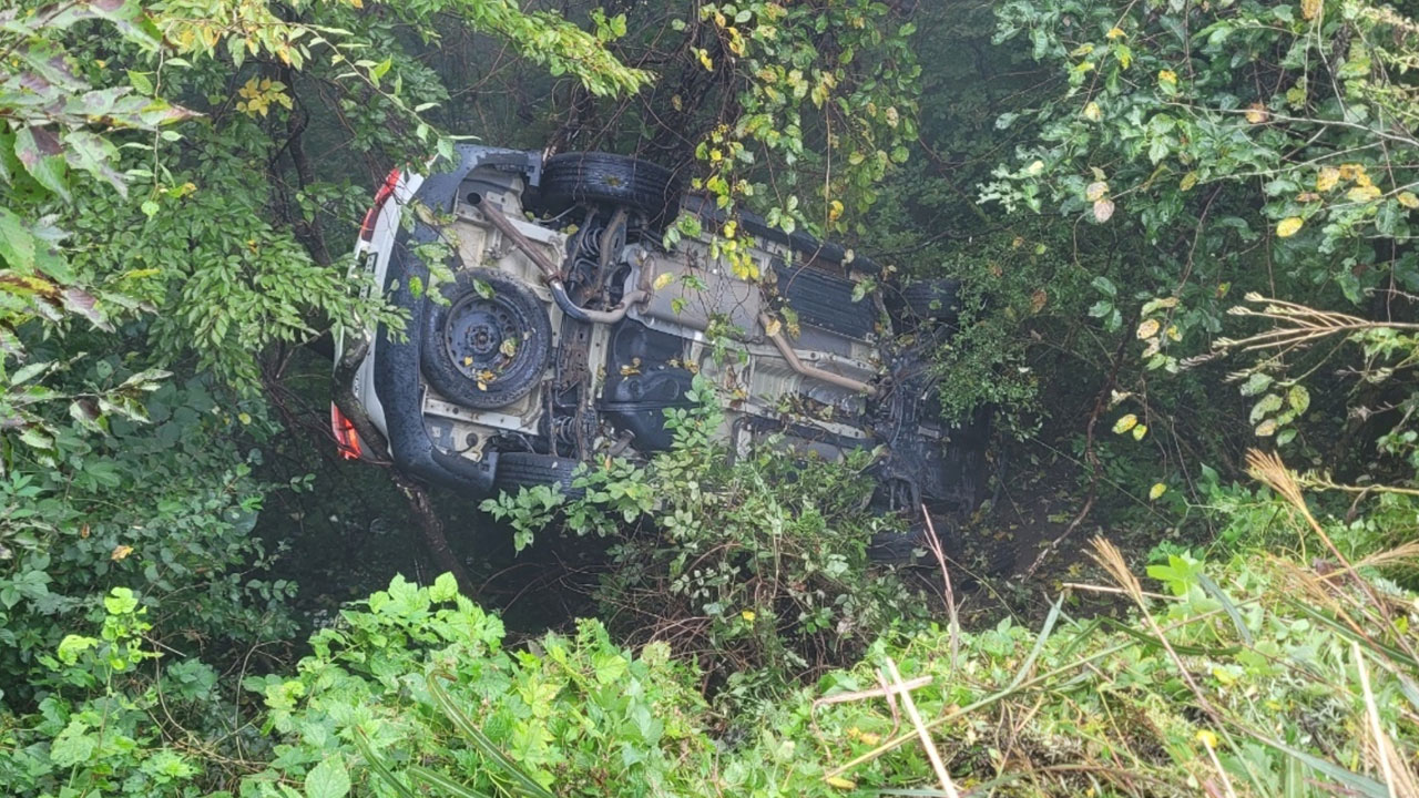 지리산 시암재휴게소 주차장서 SUV 산비탈로 추락‥2명 다쳐