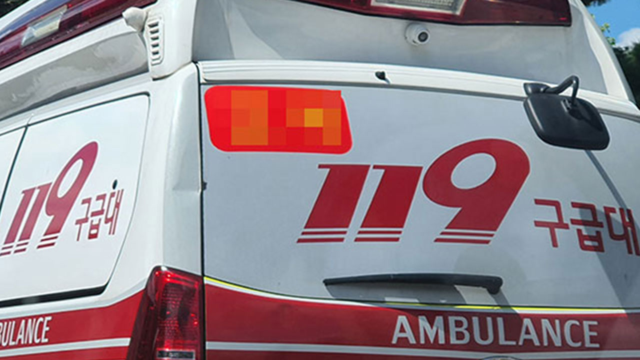 부산 오르막길에서 승용차 5미터 아래로 추락‥2명 부상