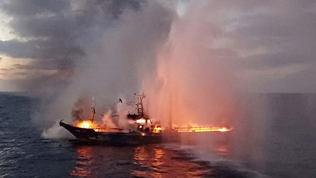 마라도 해상서 어선 화재‥27명 전원 구조