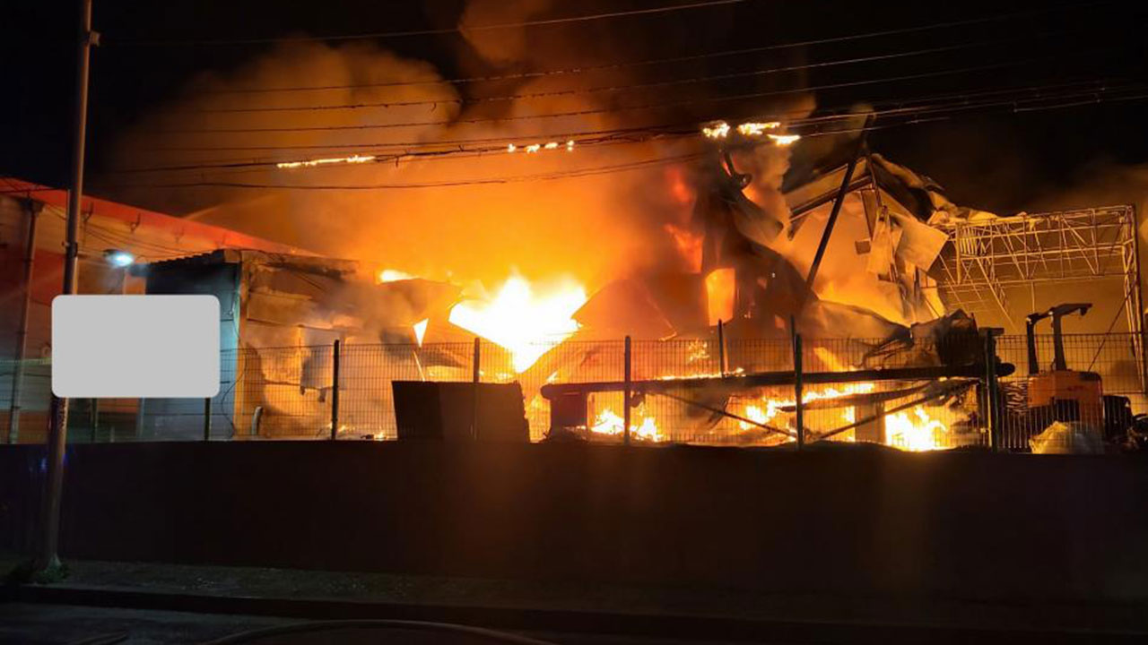 경기 김포 가구 공장 화재‥다친 사람 없어