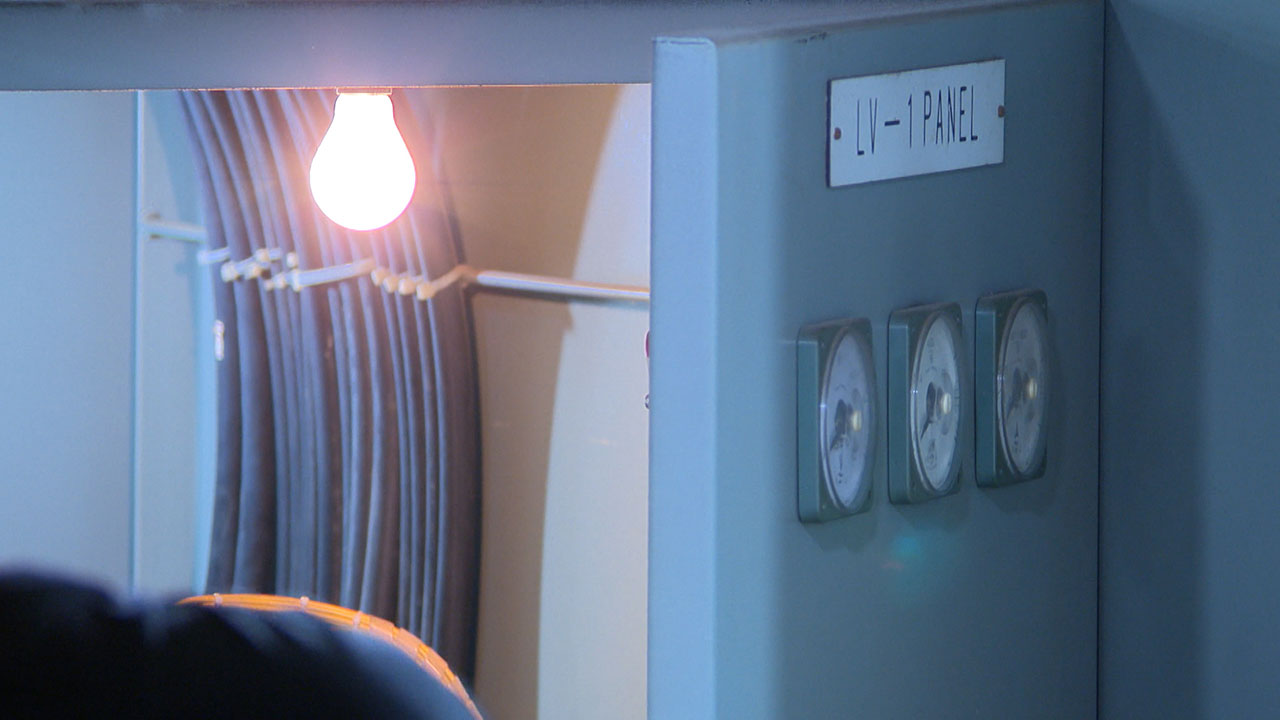 서울 마포 주차장서 전기차가 변압기 들이받아 불‥운전자 병원 이송