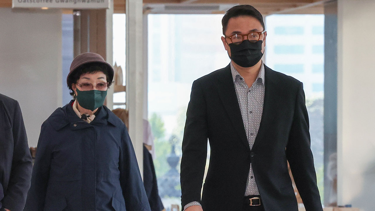 '양평 공흥지구 특혜' 김건희 모친·오빠 특검 출석