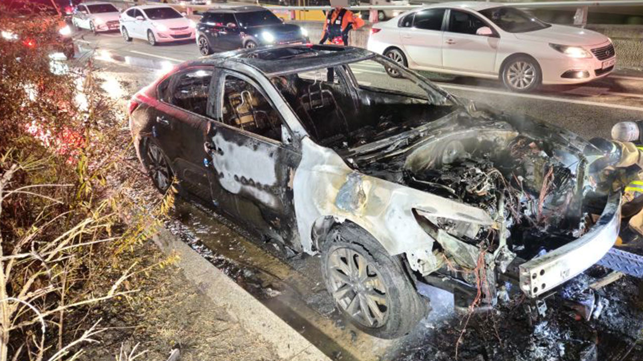 충남 아산서 달리던 승용차 불‥운전자 대피