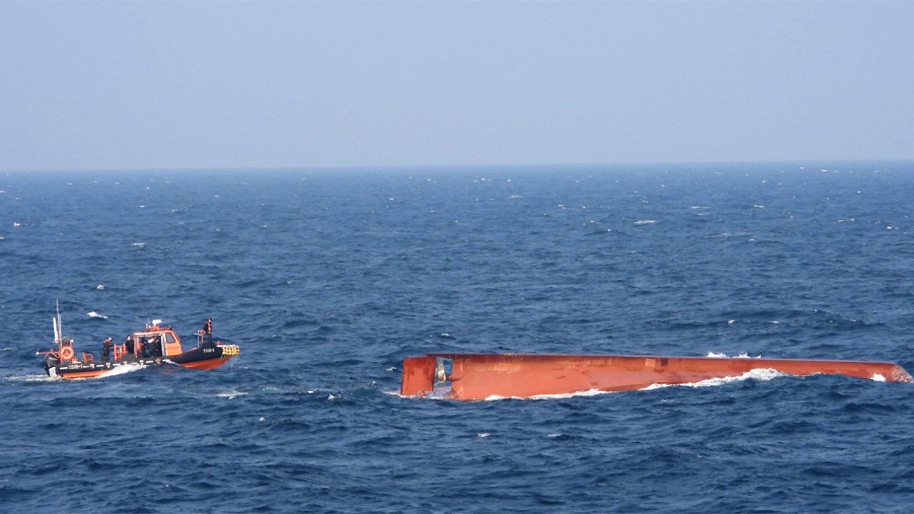 전남 가거도 인근 공해상서 중국어선 전복‥"2명 심정지·3명 실종"