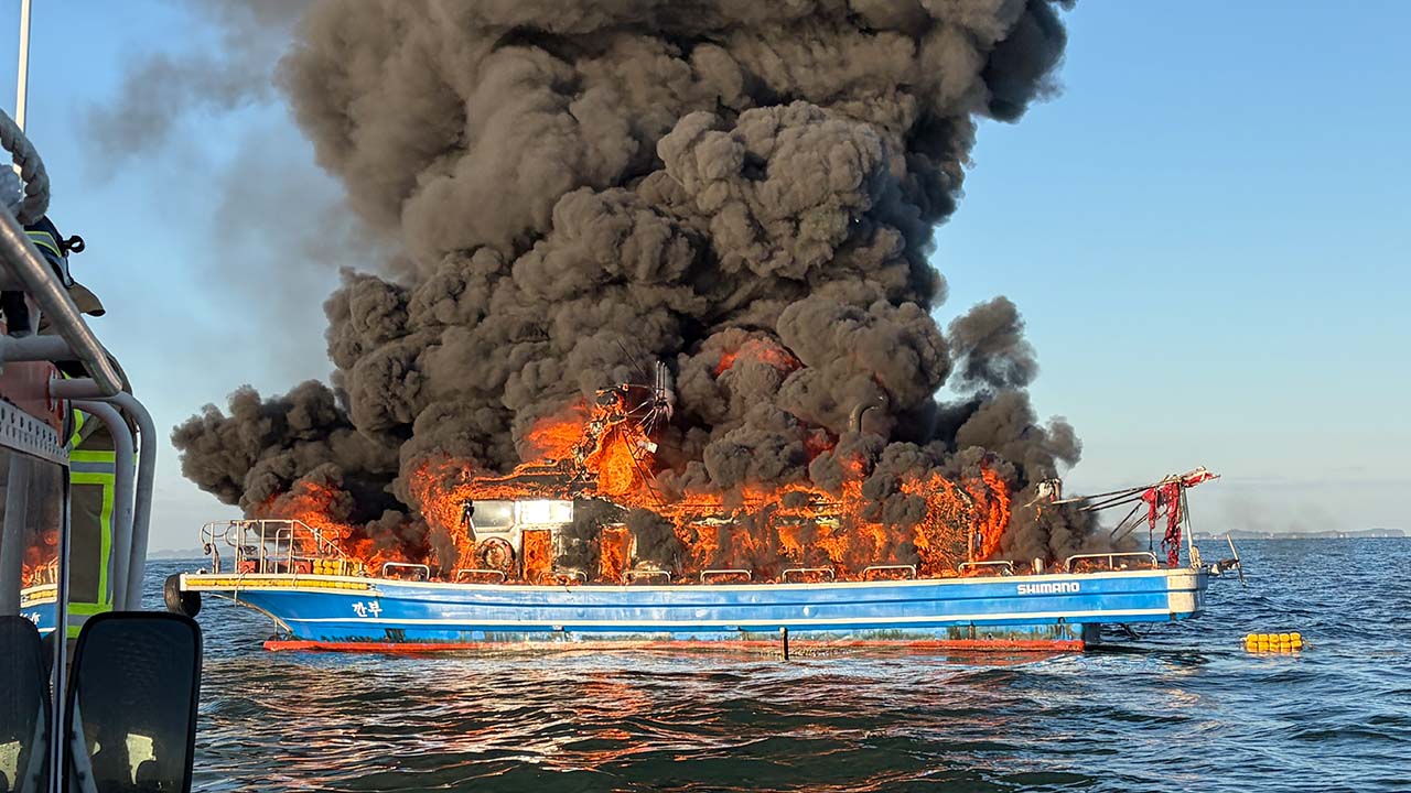 충남 보령 대천항 앞바다서 낚싯배 화재‥21명 구조