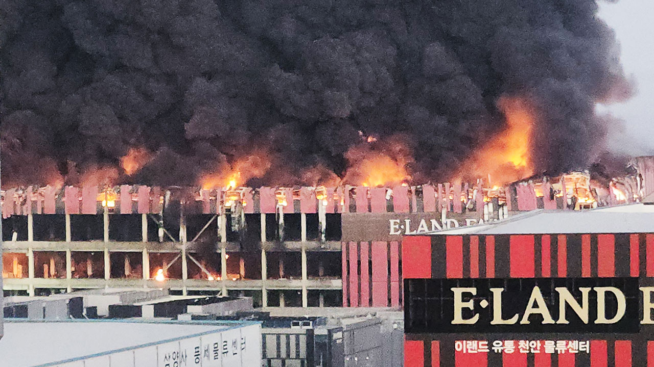 충남 천안 이랜드 물류센터 화재 9시간여 만에 초진