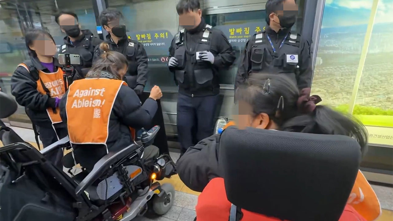 전장연 시위로 서울 지하철 4호선 혜화역 하행선 한때 무정차 통과