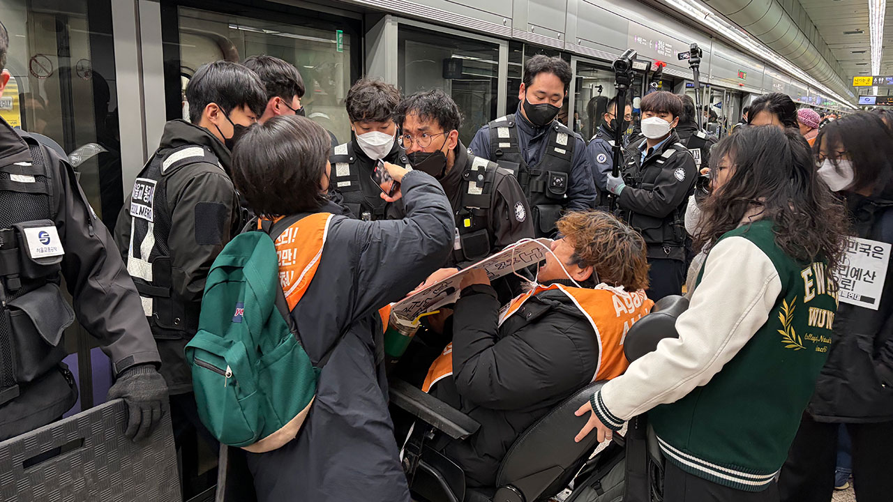 전장연 시위로 서울 지하철 4호선 동대문역 1시간 정차