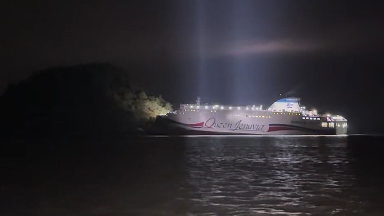 신안 앞바다서 여객선 좌초‥"승객 모두 구조"