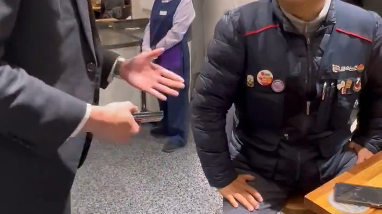 롯데백화점, 노조 조끼 입은 손님에게 "조끼 벗어라"