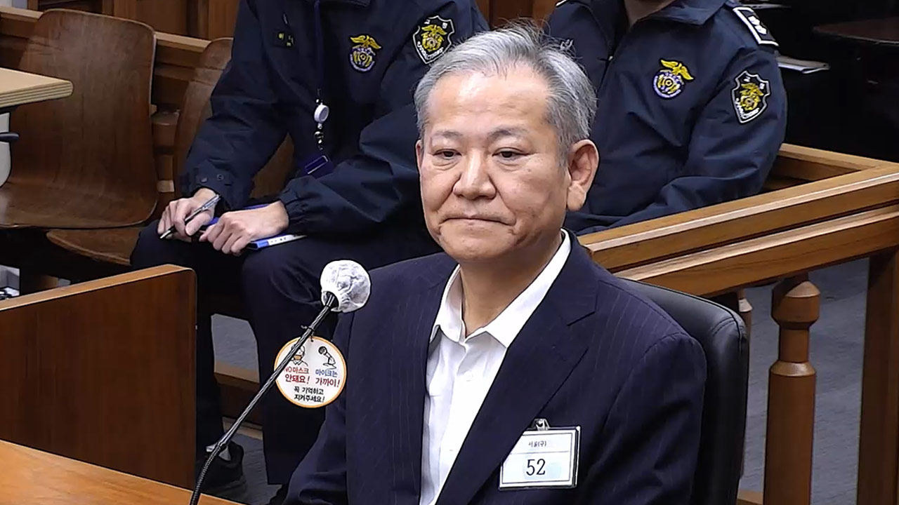 이상민 내란 재판서 공개된 계엄 당일 CCTV‥자켓에 넣은 문건 꺼내보는 모습 포착