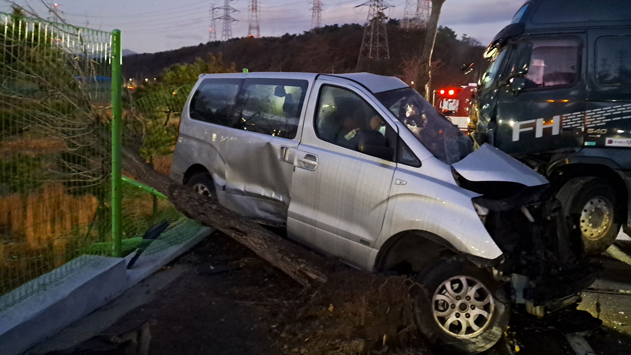 울산 남구서 중앙선 넘은 탱크로리가 공장 출근 차량 덮쳐‥1명 사망·6명 부상