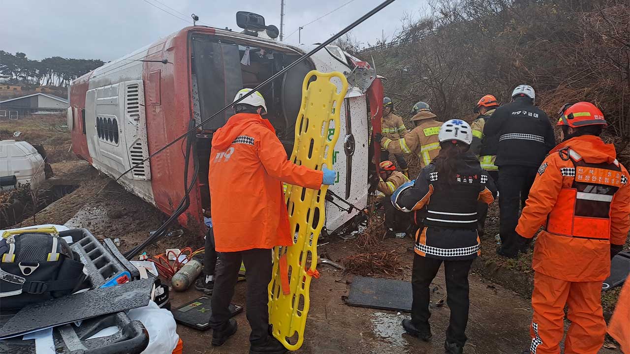 전북 정읍서 시외버스 가드레일 뚫고 추락‥4명 부상