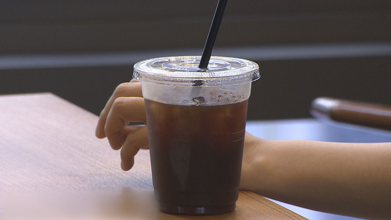 플라스틱 일회용 컵 '무상 제공' 금지‥빨대는 요청하면 제공