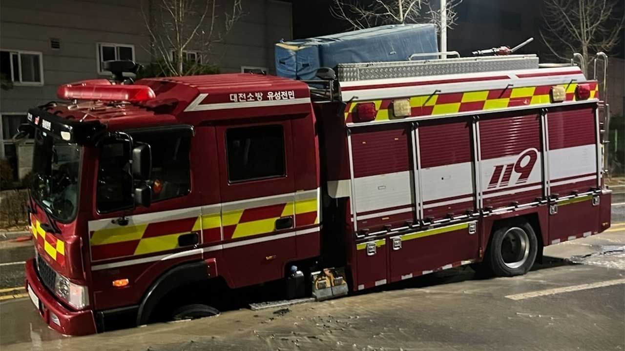 대전 관평동서 1미터 크기 땅꺼짐‥소방차 바퀴 빠져
