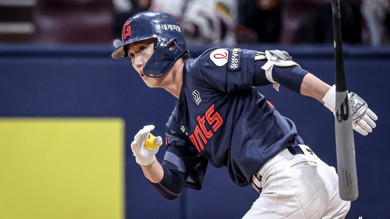 얼굴에 공 맞은 롯데 전민재, 골절 없이 찰과상‥"7일간 안정 필요"