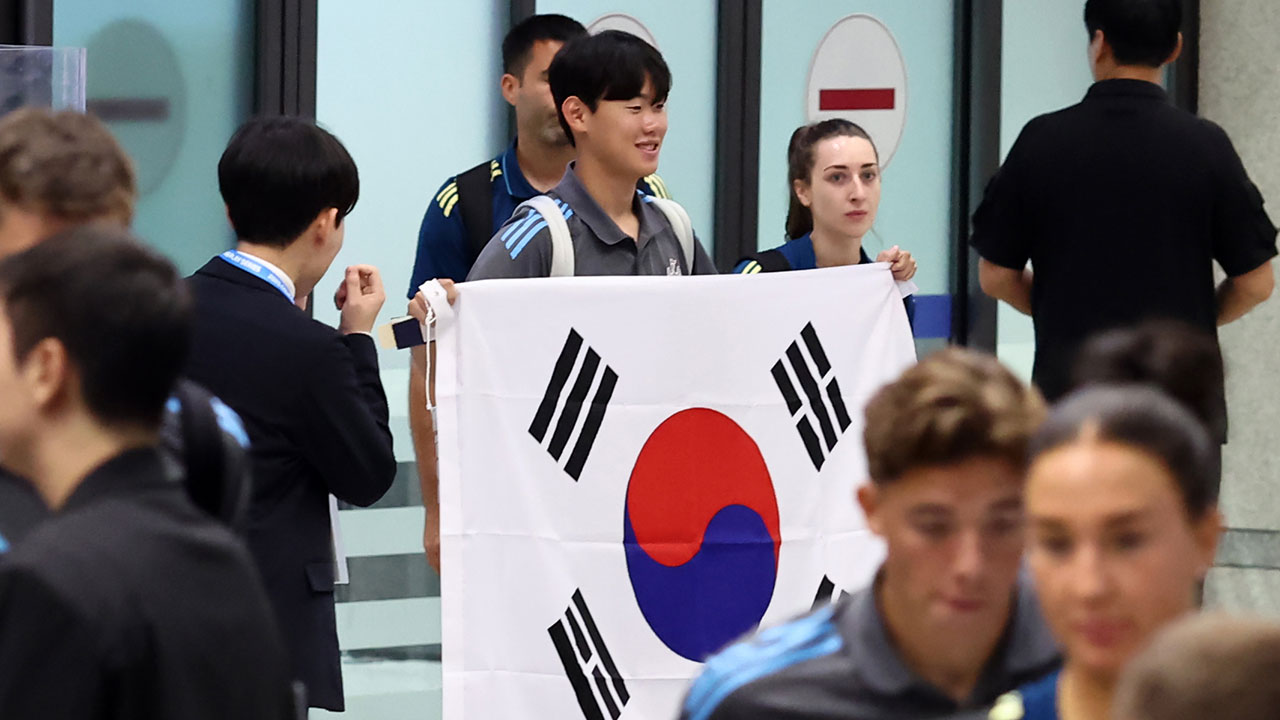 프리미어리그 뉴캐슬 방한‥'이적생' 박승수도 함께 입국