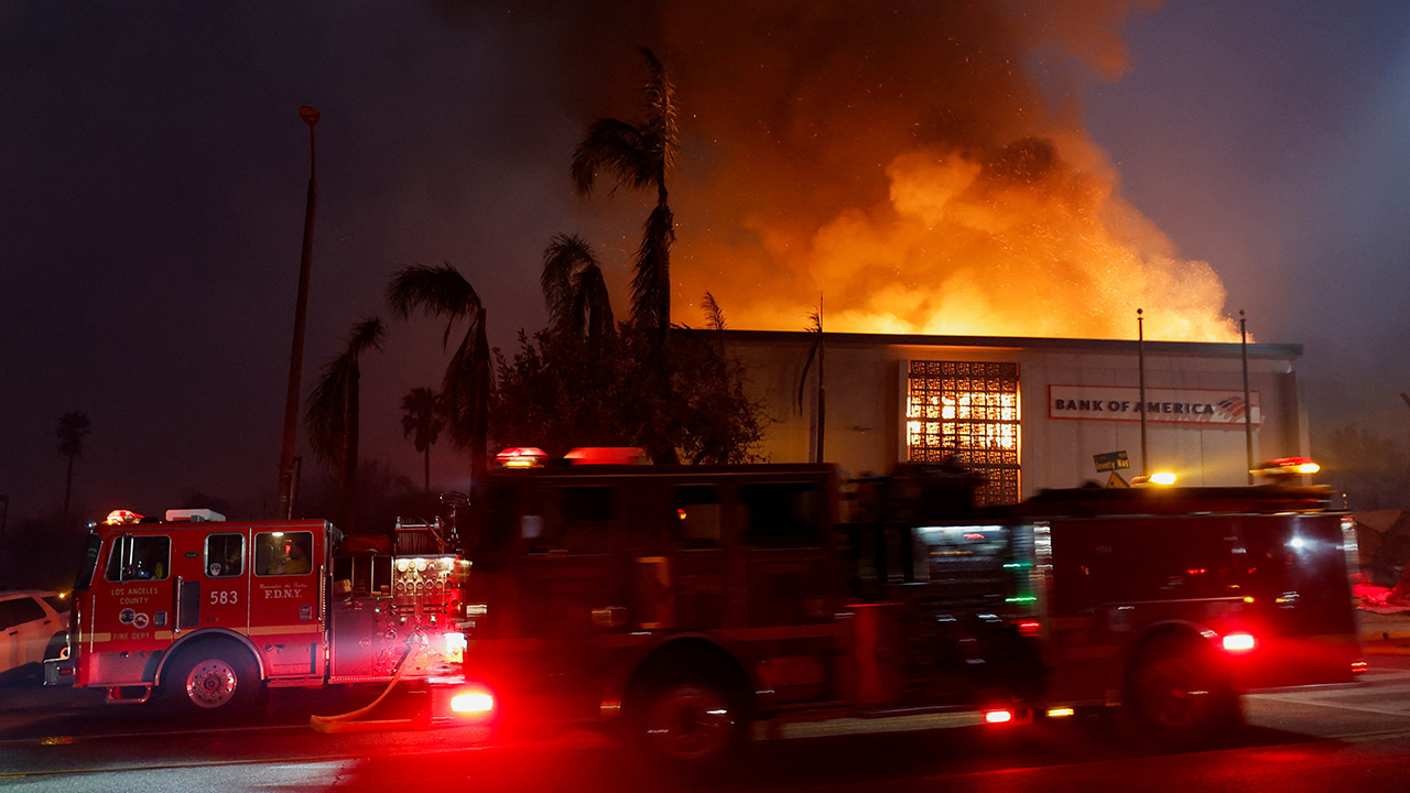LA 대형 산불 '통제불능' 확산 중‥최소 5명 사망·수만명 대피