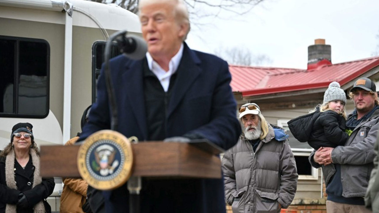 허리케인 피해 지역 찾은 트럼프 "연방재난관리청 없애겠다"