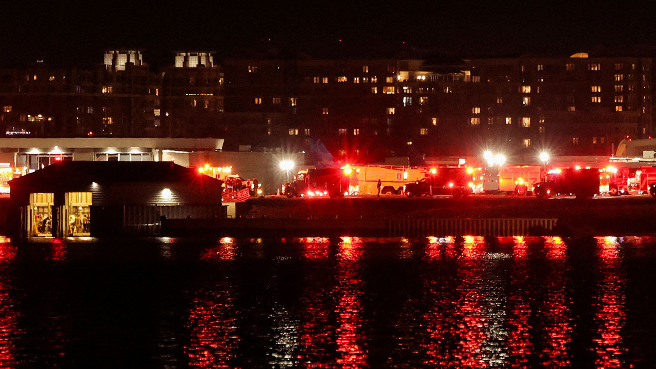 미 워싱턴 인근 60명 탑승추정 여객기, 군헬기와 충돌 후 추락