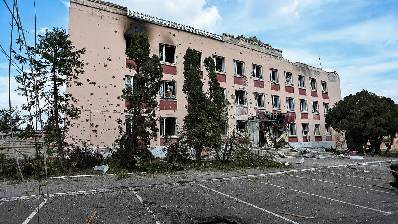 민간인 모여있던 학교 폭격에 4명 사망‥러시아·우크라 책임 공방