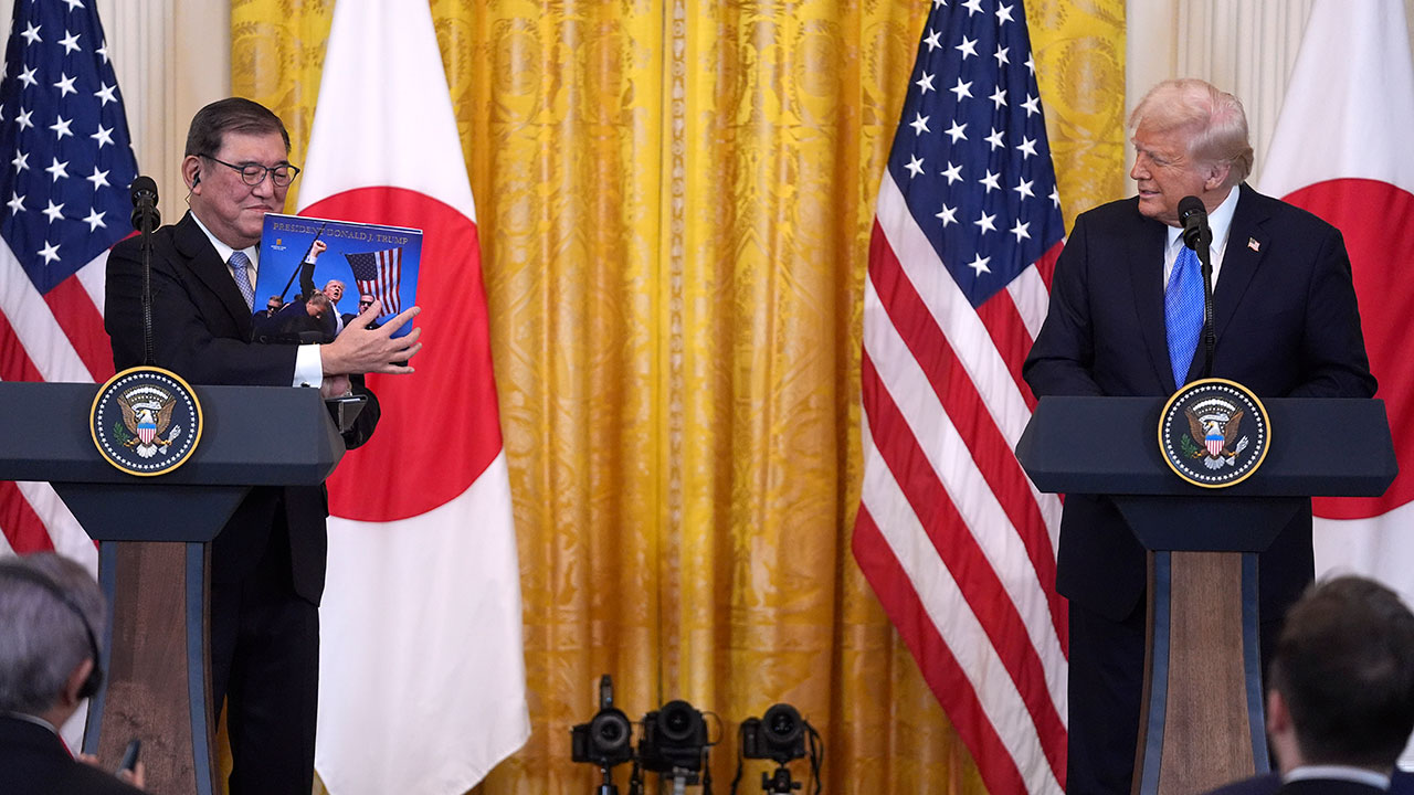 미 언론 "이시바, 트럼프 환심 사려 아부·칭찬 구사"