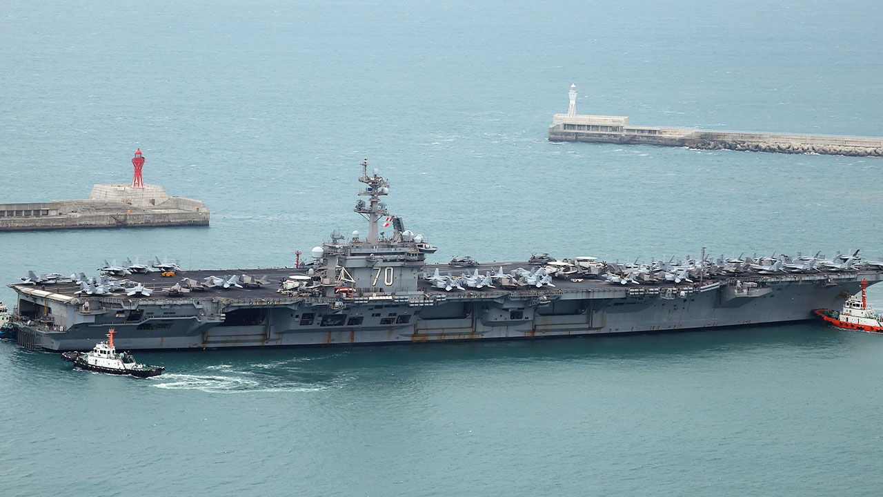 미 해군 항공모함 칼빈슨 부산 입항‥한미일 연합훈련 참여할 듯