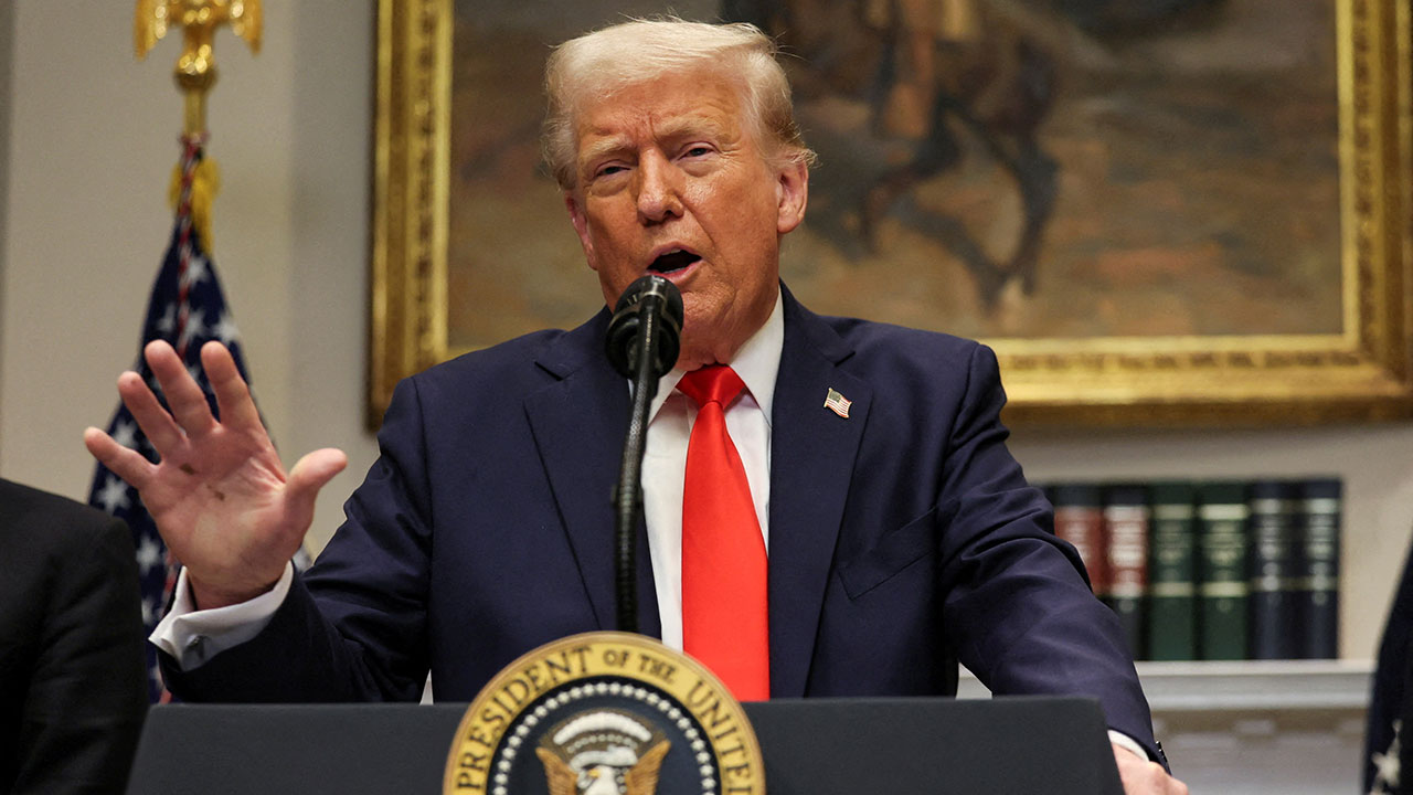 캐나다·멕시코 25% 관세 첫날, 트럼프 "미국에 회사 옮기면 관세 없어"