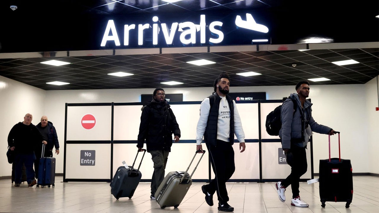 영국 런던 히스로공항, 정전으로 오늘 폐쇄‥수일간 차질 예상
