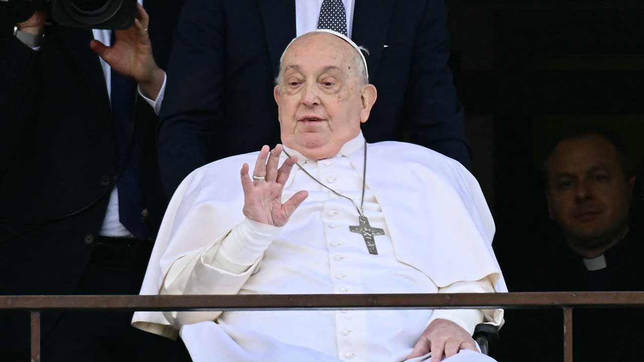 교황, 5주 만에 퇴원‥신도 앞에서 "모두에게 감사"