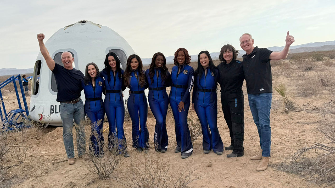 팝스타 케이티 페리, 10분간 우주여행후 귀환‥"최고의 경험"