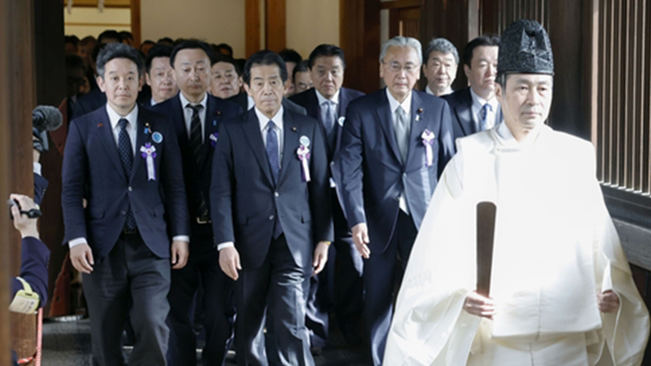 일본 국회의원 약 70명 야스쿠니 신사 합동 참배