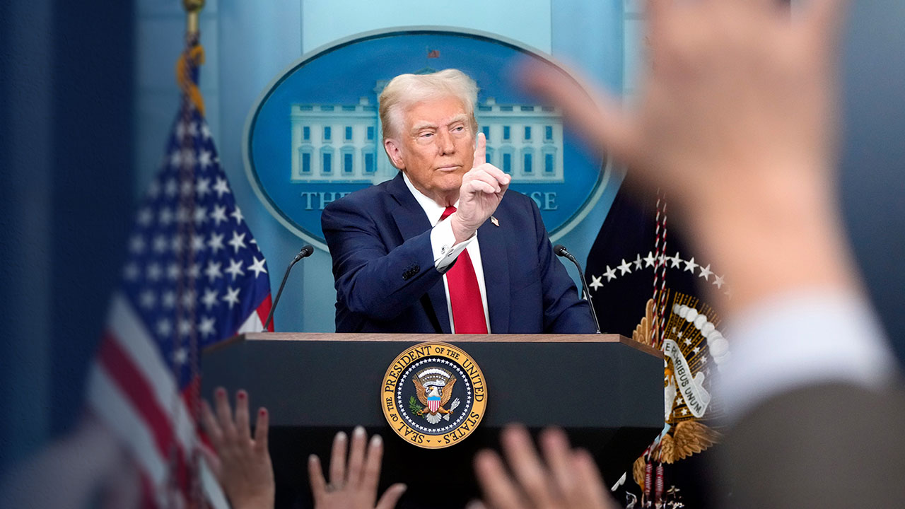 트럼프, '역대 최저 지지율' 여론조사 보도에 "가짜"