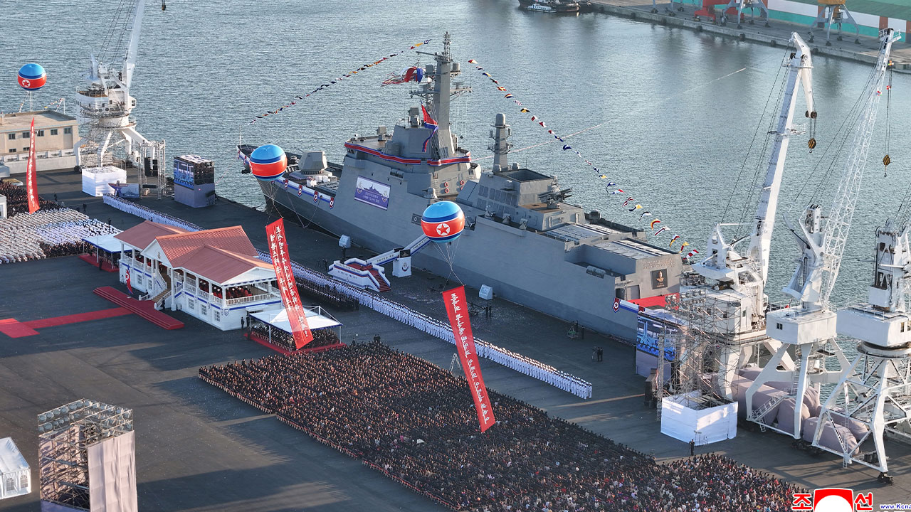"북한 뽐낸 신형구축함 '미완'‥자체동력 없이 진수부터"