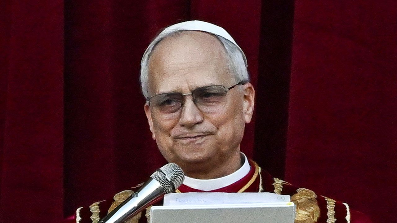 '새 교황' 레오 14세, 전임 프란치스코 교황에 감사 표시