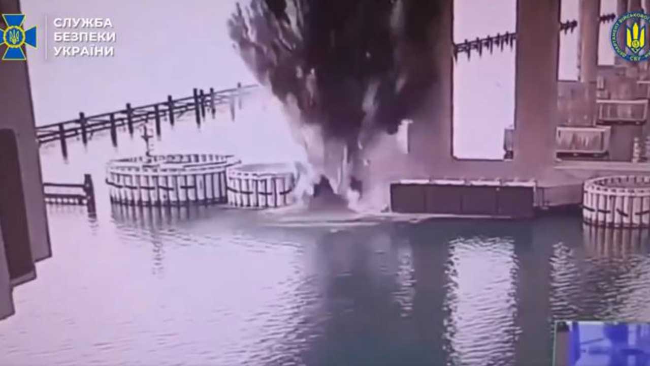 우크라 "크림대교, 수중 폭발물로 공격"‥러, 통행 일시중단