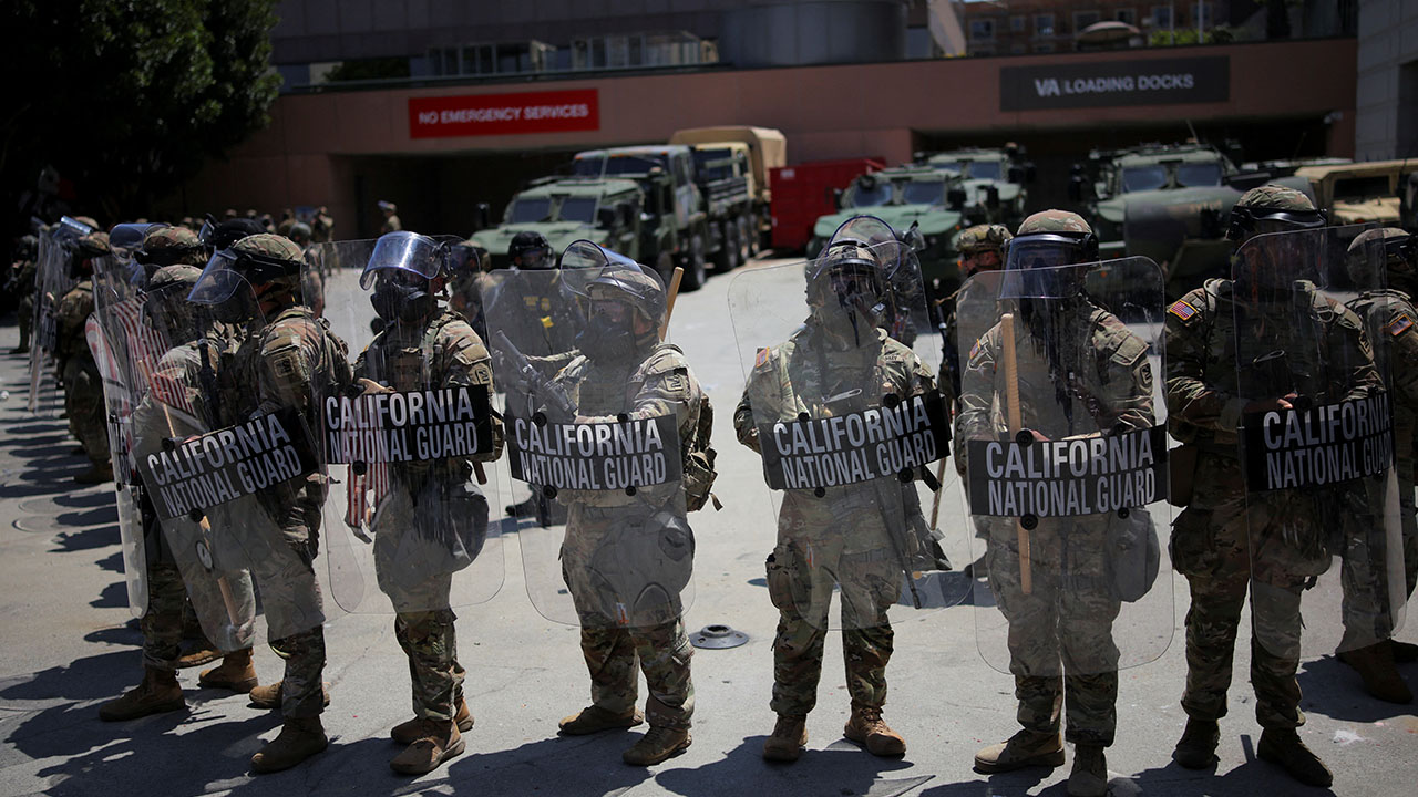 미 민주 주지사들, 트럼프의 LA 시위 주방위군 투입에 "권력남용"