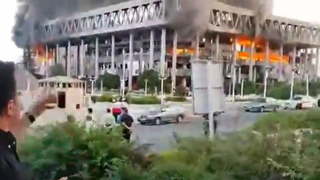 이스라엘, 이란 국영방송 공습해 생방송 중단