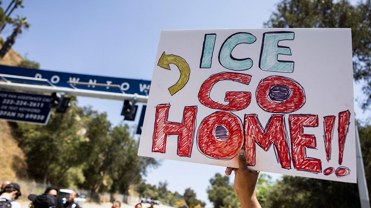 LA다저스 구장에 이민단속 차량 등장해 '술렁'‥"차량 고장 정차" 해명