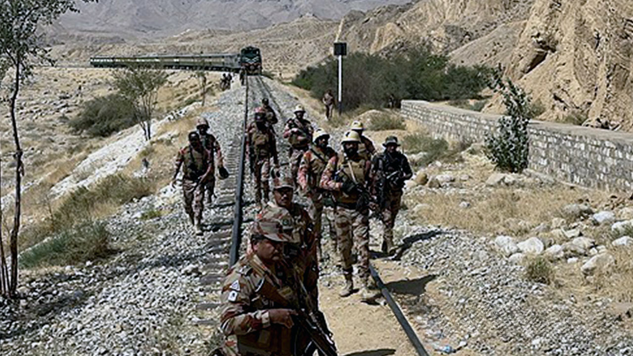 파키스탄 반군, 경찰서 습격·은행 방화‥16살 소년도 살해