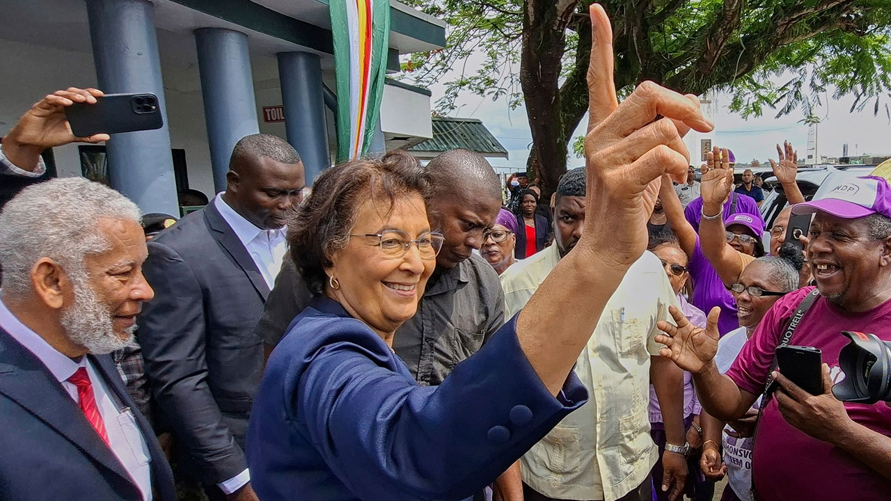 '석유부국' 기대 부푼 수리남, 첫 여성 대통령 선출‥16일 취임
