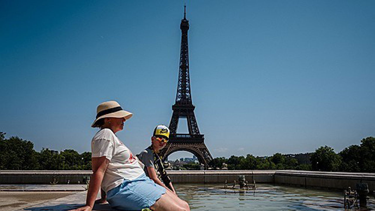 파리 경찰, 에펠탑 꼭대기에서 낙하산 점프한 2명 체포