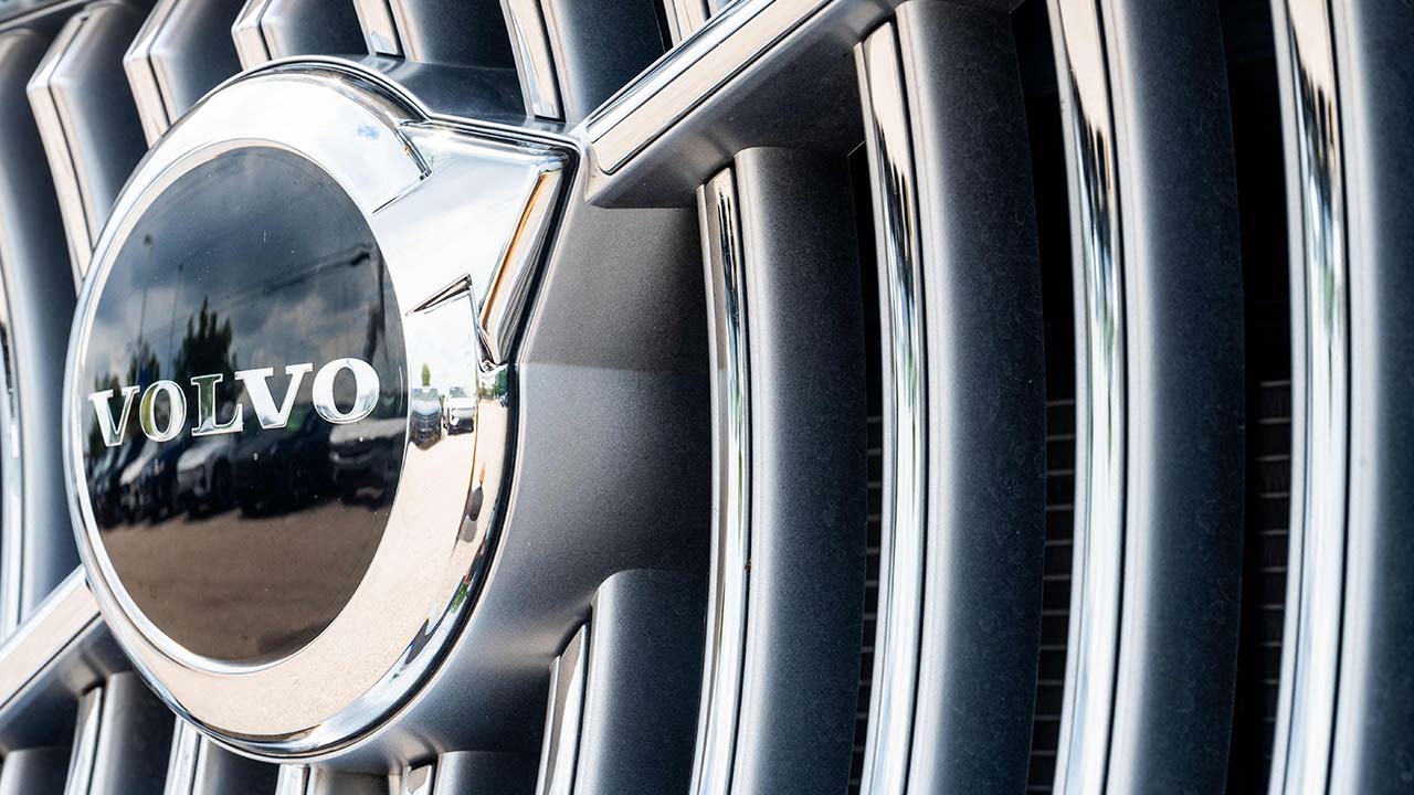 볼보, 미국발 관세 타격에 2분기 영업이익 64% 급감