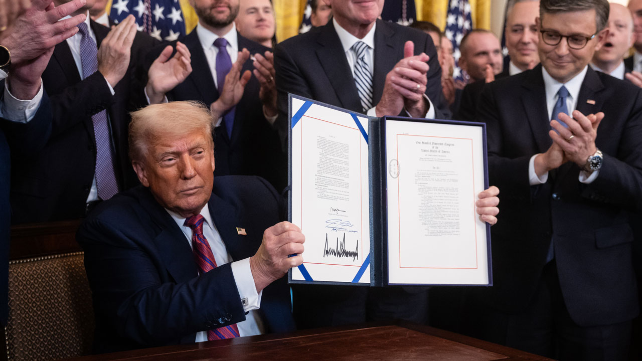 트럼프, 스테이블코인법 서명‥"달러 기축통화 지위 공고해질것"