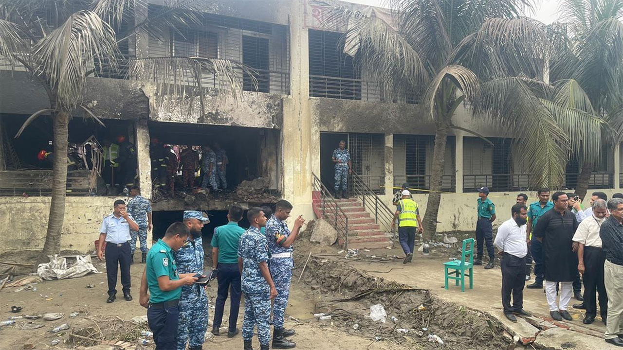 방글라데시 군 훈련기 학교 추락사고 사망자 31명으로 늘어