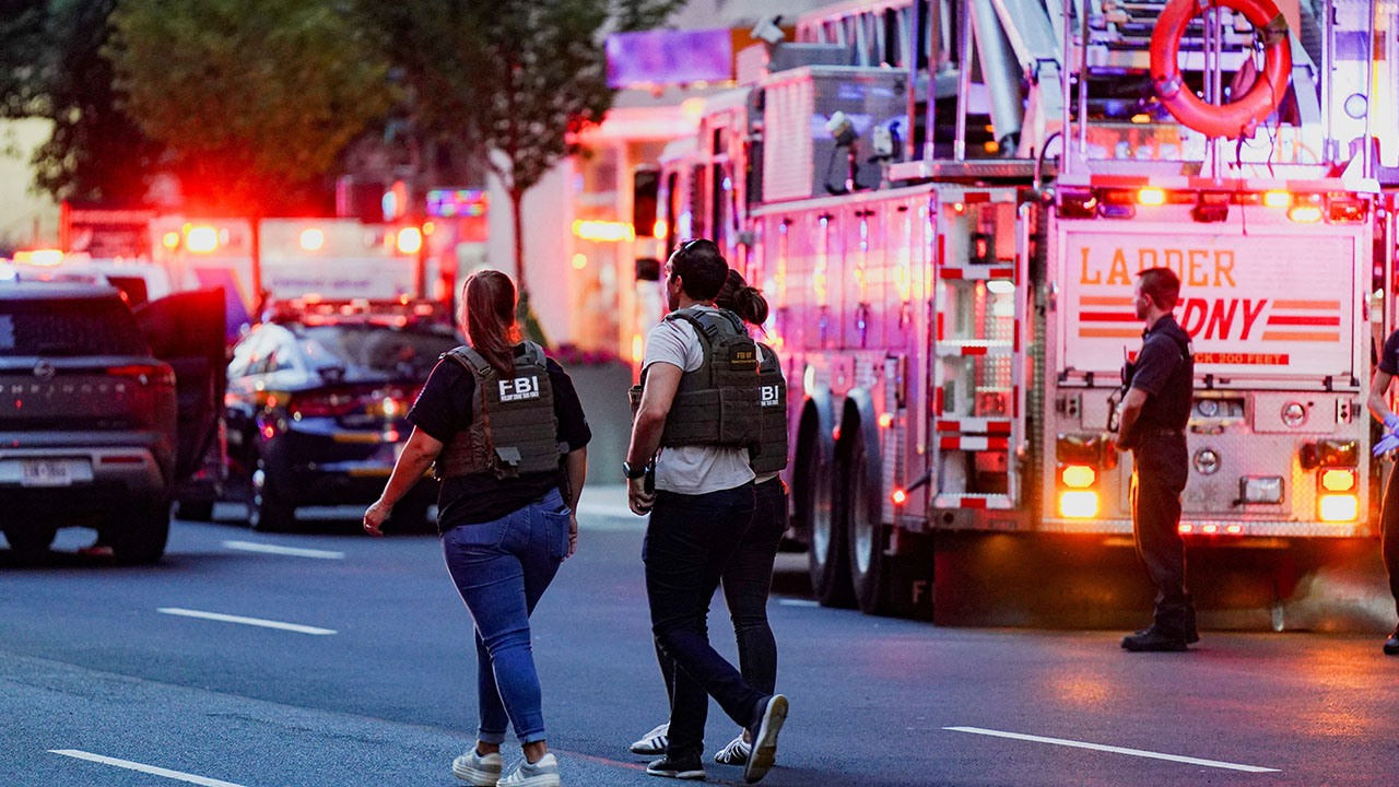 뉴욕 맨해튼 건물서 총기 난사‥경찰관 등 4명 사망·총격범도 숨져