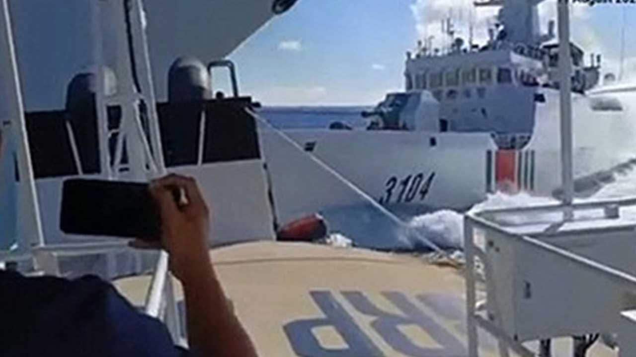 남중국해서 필리핀 해경선 쫓던 中 해경선, 자국 군함과 충돌