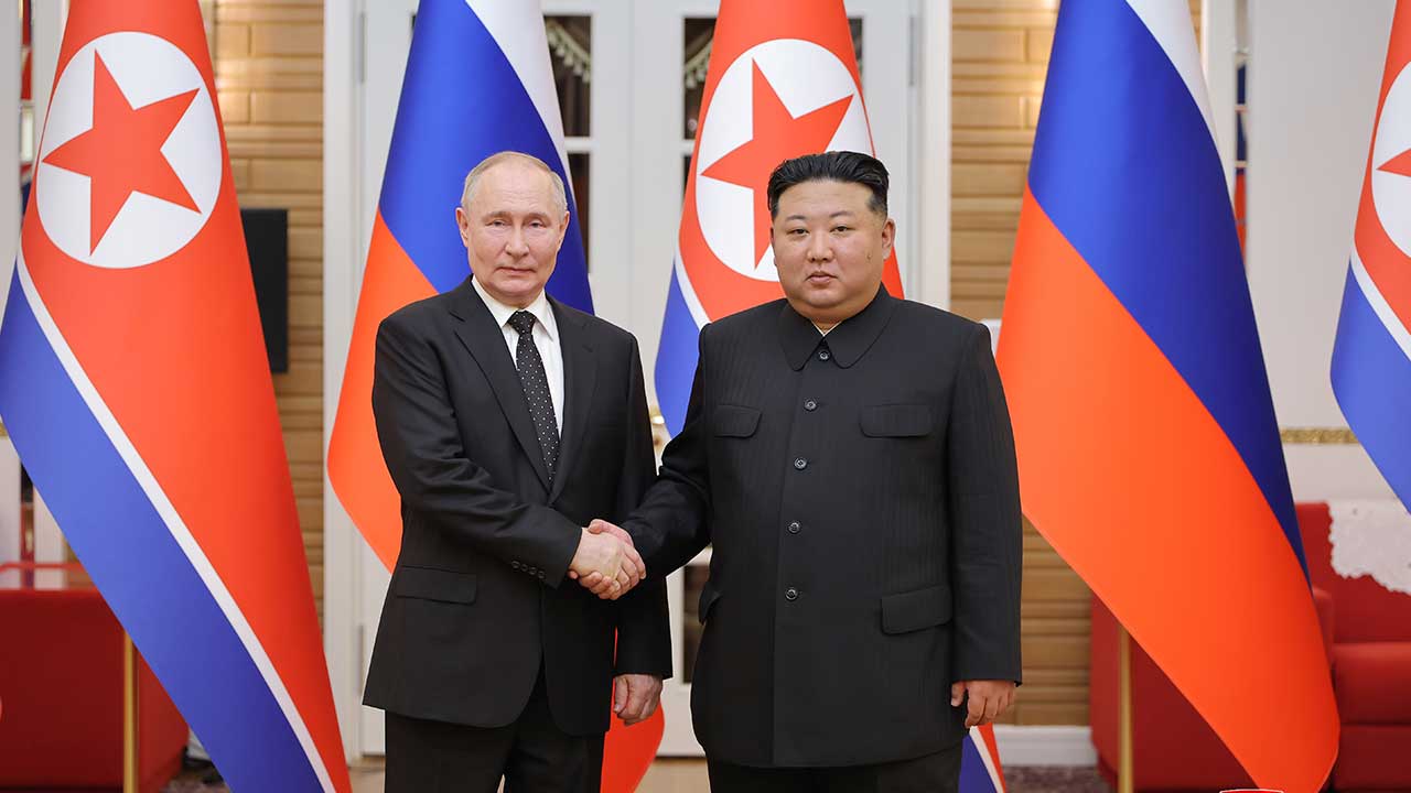 러 "푸틴·김정은 중 열병식·연회 함께 참석‥계속 대화"