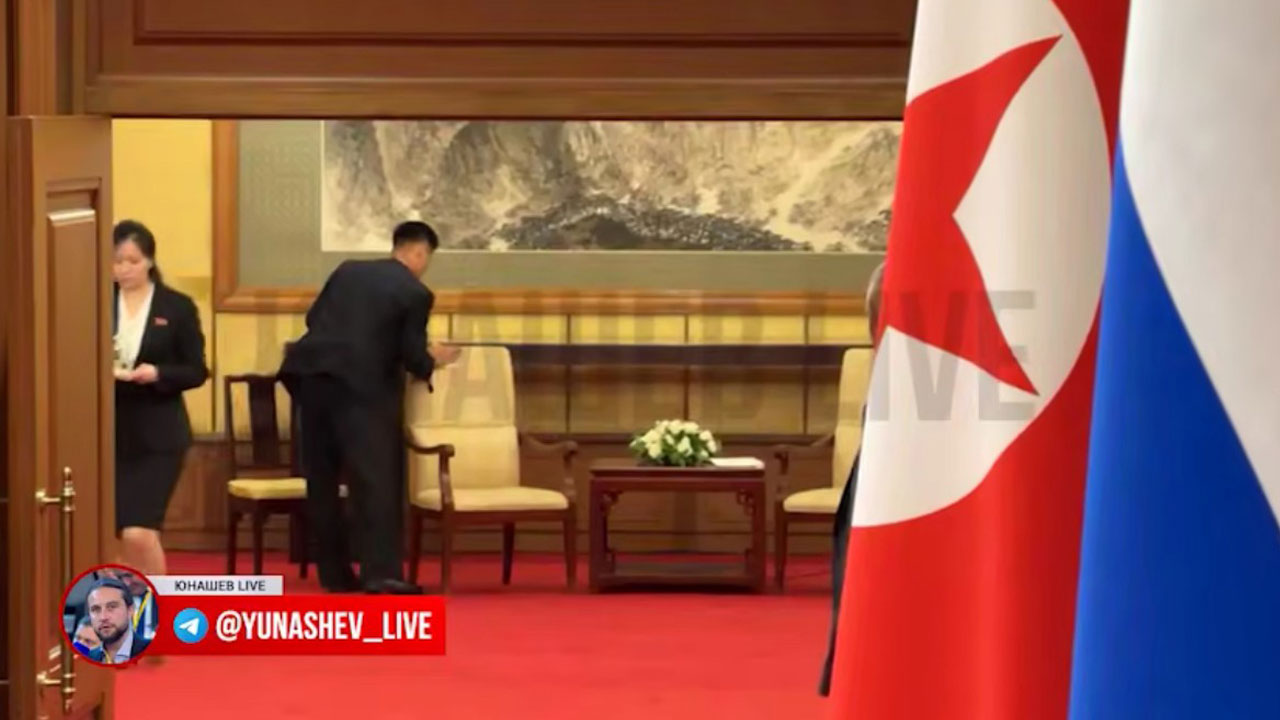 김정은DNA 지우기?‥북한 수행원, 북러회담후 의자닦는 장면 포착