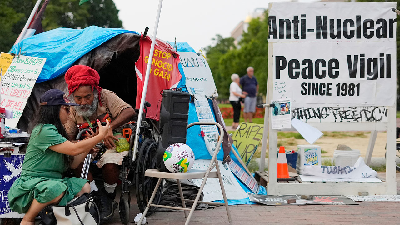트럼프 "당장 철거" 명령에 44년된 백악관앞 반핵 농성장 철거